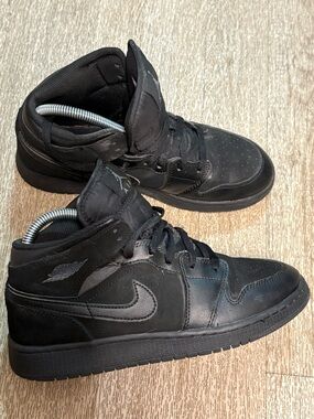 JORDAN RETRO 1 MID TRIPLE BLACK SIZE 6Y BIG KIDS